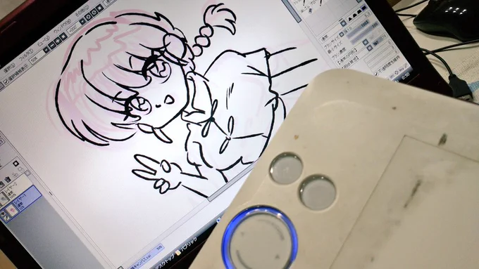 16年前のパソコン引っ張り出してなんとかログインできて立ち上がってくれた✨ペンタブも無事に起動したけど正常に動いてhappy👏いや、めちゃくちゃ懐かしい、この感覚…エモいなぁ。よくこの子とお絵かきしてたなぁ、ありがとう❗また出来てうれぴ🍥バンブーボロッボロだけどやっぱり描きやすい😂 