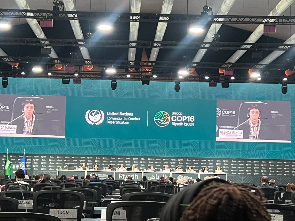 Fatiiche's tweet photo. #UNCCDCOP16 #Cop16Riyadh Open Dialogue Session on “Inclusive and sustainable agri-food systems"

Partage d'expériences des Organisations de la Société Civile accréditées à la Convention CNULD. 

Glenda Mangia, Fundacion Cauce, Argentina : ‘’J’ai testé le sang des communautés en tant que biologiste, et j’ai constaté le manque de nutriments. Ce constat était dû à la faible qualité des aliments. Les populations sont obligées de payer cher des minéraux et vitamines pour compenser les déficits. J’ai aussi constaté que les aliments sont affectés par les produits chimiques, ce qui peut perturbe les hormones car se sont des perturbateurs endocriniens. La rotation des cultures est une solution pour améliorer la qualité des sols et des aliments.’’ 

@UNCCDYouth @UNCCD  @UNCCDcso @cpsavesoil 

 #OurLandOurFuture #UNited4Land #HerLand #Sport4Land #Youth4Land #FatoumataChérif #FromConakryToRiyadh #UniteForLand
Pictures : From Paulo Pedro/Megumi Endo/Nathalie Van CSO