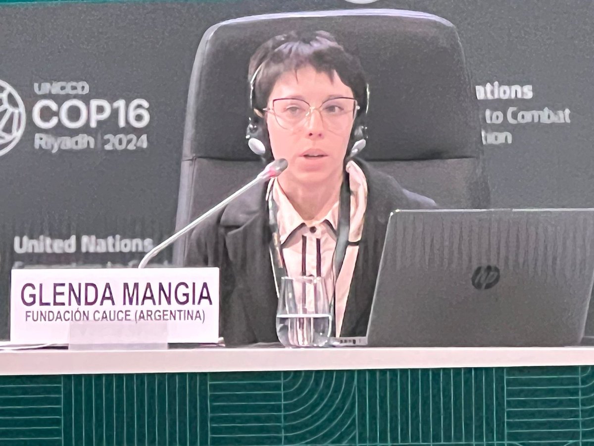 Fatiiche's tweet photo. #UNCCDCOP16 #Cop16Riyadh Open Dialogue Session on “Inclusive and sustainable agri-food systems"

Partage d'expériences des Organisations de la Société Civile accréditées à la Convention CNULD. 

Glenda Mangia, Fundacion Cauce, Argentina : ‘’J’ai testé le sang des communautés en tant que biologiste, et j’ai constaté le manque de nutriments. Ce constat était dû à la faible qualité des aliments. Les populations sont obligées de payer cher des minéraux et vitamines pour compenser les déficits. J’ai aussi constaté que les aliments sont affectés par les produits chimiques, ce qui peut perturbe les hormones car se sont des perturbateurs endocriniens. La rotation des cultures est une solution pour améliorer la qualité des sols et des aliments.’’ 

@UNCCDYouth @UNCCD  @UNCCDcso @cpsavesoil 

 #OurLandOurFuture #UNited4Land #HerLand #Sport4Land #Youth4Land #FatoumataChérif #FromConakryToRiyadh #UniteForLand
Pictures : From Paulo Pedro/Megumi Endo/Nathalie Van CSO