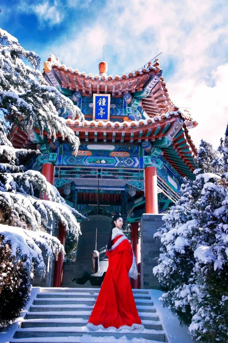 DiscoverYantai's tweet photo. 🌟On November 23, internet sensation Li Ziqi @cnliziqi made an appearance at the " #Hanfu Night" event in #Penglai, #Yantai, reigniting the passion of Hanfu enthusiasts to don their traditional Chinese attire. Do you know the best spots in Yantai for ancient-style photography? Don’t miss these picture-perfect locations such as Sanxian Mountain, Penglai Pavilion, #Longkou Nanshan, and Moushi Manor. 🥰 #TourAcrossYantai #CultureOfYantai 
(Source: Yantai Municipal Bureau of Culture and Tourism)