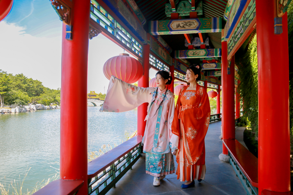 DiscoverYantai's tweet photo. 🌟On November 23, internet sensation Li Ziqi @cnliziqi made an appearance at the " #Hanfu Night" event in #Penglai, #Yantai, reigniting the passion of Hanfu enthusiasts to don their traditional Chinese attire. Do you know the best spots in Yantai for ancient-style photography? Don’t miss these picture-perfect locations such as Sanxian Mountain, Penglai Pavilion, #Longkou Nanshan, and Moushi Manor. 🥰 #TourAcrossYantai #CultureOfYantai 
(Source: Yantai Municipal Bureau of Culture and Tourism)