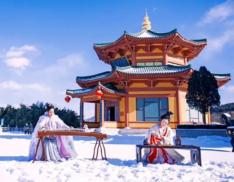 DiscoverYantai's tweet photo. 🌟On November 23, internet sensation Li Ziqi @cnliziqi made an appearance at the " #Hanfu Night" event in #Penglai, #Yantai, reigniting the passion of Hanfu enthusiasts to don their traditional Chinese attire. Do you know the best spots in Yantai for ancient-style photography? Don’t miss these picture-perfect locations such as Sanxian Mountain, Penglai Pavilion, #Longkou Nanshan, and Moushi Manor. 🥰 #TourAcrossYantai #CultureOfYantai 
(Source: Yantai Municipal Bureau of Culture and Tourism)