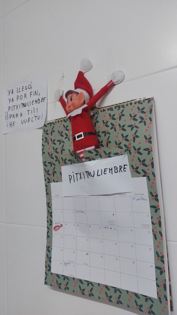 spadierna's tweet photo. Para que luego digan de los okupas... Desde comienzos de mes tenemos una visita no deseada en casa... Pitxitrulo, el elfo garrulo #elfontheshelf #Pitxitrulo #diciembre #navidad #Christmas https://t.co/LbU8fIMumx