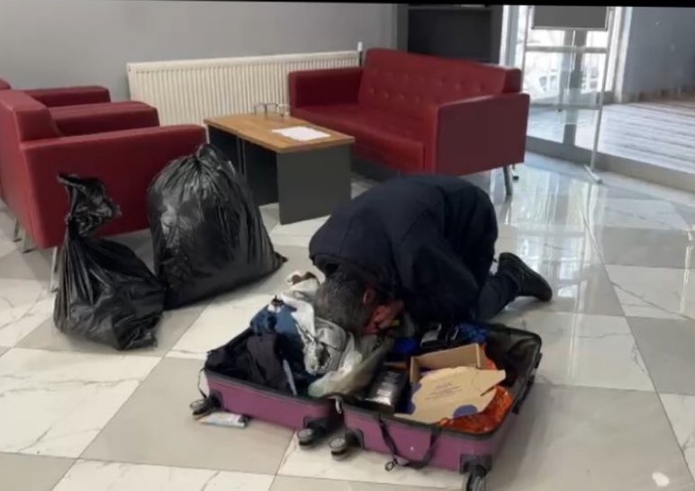 gulbenergen's tweet photo. 67 gündür adalet arayan, çırpınan babaya kaybettiği gül gibi kızının eşyalarını 67 gün sonra “çöp poşetinde”teslim eden yetkililer
cennet cehennem bu dünyada yaşanıyor.
Sınav bu dünyada veriliyor.
Bir de sonra ahiret var.
Nizamettin amcanın ciğerini yakarak kızını elinden alanlar ve saygıda küsür edenler hepiniz can vermek için yalvarın Allah’a ama veremeyin.
Yaşarken can çekişin.

#rojin in eşyaları çöp poşetinde!
#rojiniçinadalet