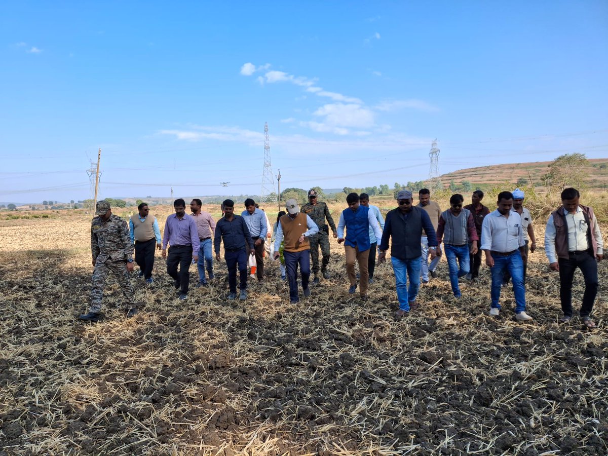BISA__India's tweet photo. Harsh Singh, District Magistrate of Dindori, MP, along with other officials from the Agriculture Engineering Department, participated in the Happy Seeder and #Drone demonstration under the #MPCRA Programme at Sahpura Block, District Dindori,
#MadhyaPradesh. https://t.co/SWrMSvPmZl