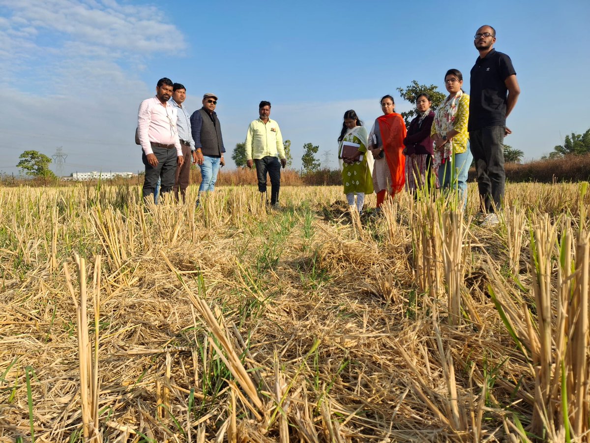 BISA__India's tweet photo. Harsh Singh, District Magistrate of Dindori, MP, along with other officials from the Agriculture Engineering Department, participated in the Happy Seeder and #Drone demonstration under the #MPCRA Programme at Sahpura Block, District Dindori,
#MadhyaPradesh. https://t.co/SWrMSvPmZl