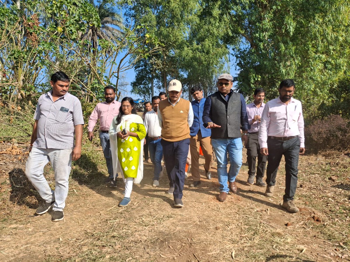 BISA__India's tweet photo. Harsh Singh, District Magistrate of Dindori, MP, along with other officials from the Agriculture Engineering Department, participated in the Happy Seeder and #Drone demonstration under the #MPCRA Programme at Sahpura Block, District Dindori,
#MadhyaPradesh. https://t.co/SWrMSvPmZl