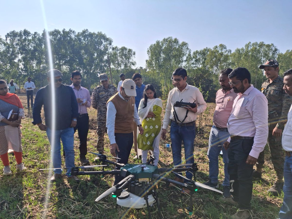 BISA__India's tweet photo. Harsh Singh, District Magistrate of Dindori, MP, along with other officials from the Agriculture Engineering Department, participated in the Happy Seeder and #Drone demonstration under the #MPCRA Programme at Sahpura Block, District Dindori,
#MadhyaPradesh. https://t.co/SWrMSvPmZl