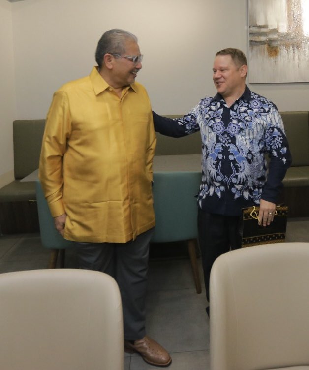 AusHCBrunei's tweet photo. It’s not always easy being a first-time High Commissioner/Ambassador. In my case I’ve been lucky to have Dato Erywan as my host country’s FM - always accessible, insightful &amp; keen to strengthen 🇦🇺-🇧🇳 cooperation. Enjoyed every minute of the 4 hours I spent with him yesterday! https://t.co/dctQ59HVvY