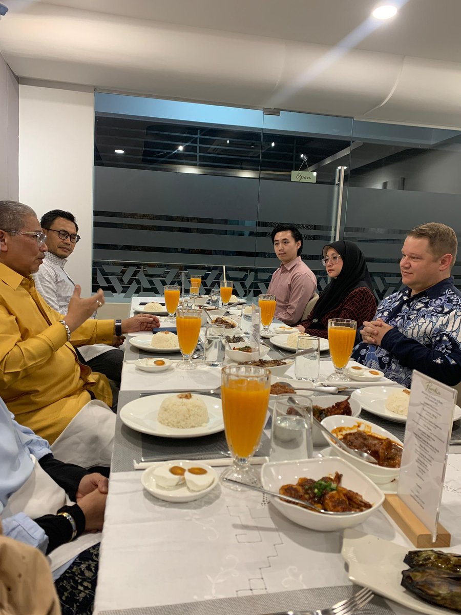 AusHCBrunei's tweet photo. It’s not always easy being a first-time High Commissioner/Ambassador. In my case I’ve been lucky to have Dato Erywan as my host country’s FM - always accessible, insightful &amp; keen to strengthen 🇦🇺-🇧🇳 cooperation. Enjoyed every minute of the 4 hours I spent with him yesterday! https://t.co/dctQ59HVvY