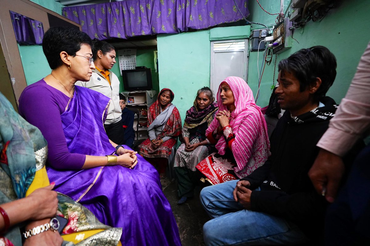 AtishiAAP's tweet photo. वसंत विहार में 2 दिन पहले एक निजी स्कूल में 12 वर्षीय बच्चे की संदिग्ध परिस्थिति में मौत हो गई। आज बच्चे के परिजनों से मिलकर उन्हें सांत्वना दी।

दिल्ली सरकार के शिक्षा विभाग द्वारा जाँच कमिटी बनाई गई है। अगर स्कूल की कोई भी लापरवाही पाई गई तो सख्त से सख्त कारवाई होगी। 

आज दिल्ली में जिस प्रकार अपराध का माहौल बन रहा है, लॉ एंड ऑर्डर का ब्रेकडाउन हो गया है। मारपीट-हत्या, गोलीबारी आम बात हो गई है। इसका असर बच्चों पर भी पड़ रहा है। ये बहुत चिंताजनक है। 

मेरी सभी दिल्लीवालों से अपील है कि, हम सभी को बिगड़ती कानून व्यवस्था के ख़िलाफ़ साथ आना पड़ेगा वरना इसके बुरे असर से छोटे बच्चे भी अछूते नहीं रहेंगे।
