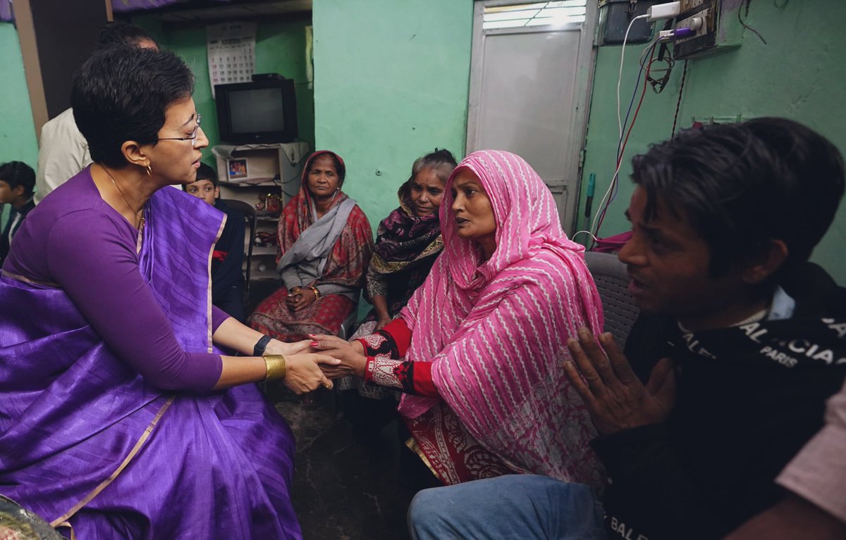 AtishiAAP's tweet photo. वसंत विहार में 2 दिन पहले एक निजी स्कूल में 12 वर्षीय बच्चे की संदिग्ध परिस्थिति में मौत हो गई। आज बच्चे के परिजनों से मिलकर उन्हें सांत्वना दी।

दिल्ली सरकार के शिक्षा विभाग द्वारा जाँच कमिटी बनाई गई है। अगर स्कूल की कोई भी लापरवाही पाई गई तो सख्त से सख्त कारवाई होगी। 

आज दिल्ली में जिस प्रकार अपराध का माहौल बन रहा है, लॉ एंड ऑर्डर का ब्रेकडाउन हो गया है। मारपीट-हत्या, गोलीबारी आम बात हो गई है। इसका असर बच्चों पर भी पड़ रहा है। ये बहुत चिंताजनक है। 

मेरी सभी दिल्लीवालों से अपील है कि, हम सभी को बिगड़ती कानून व्यवस्था के ख़िलाफ़ साथ आना पड़ेगा वरना इसके बुरे असर से छोटे बच्चे भी अछूते नहीं रहेंगे।