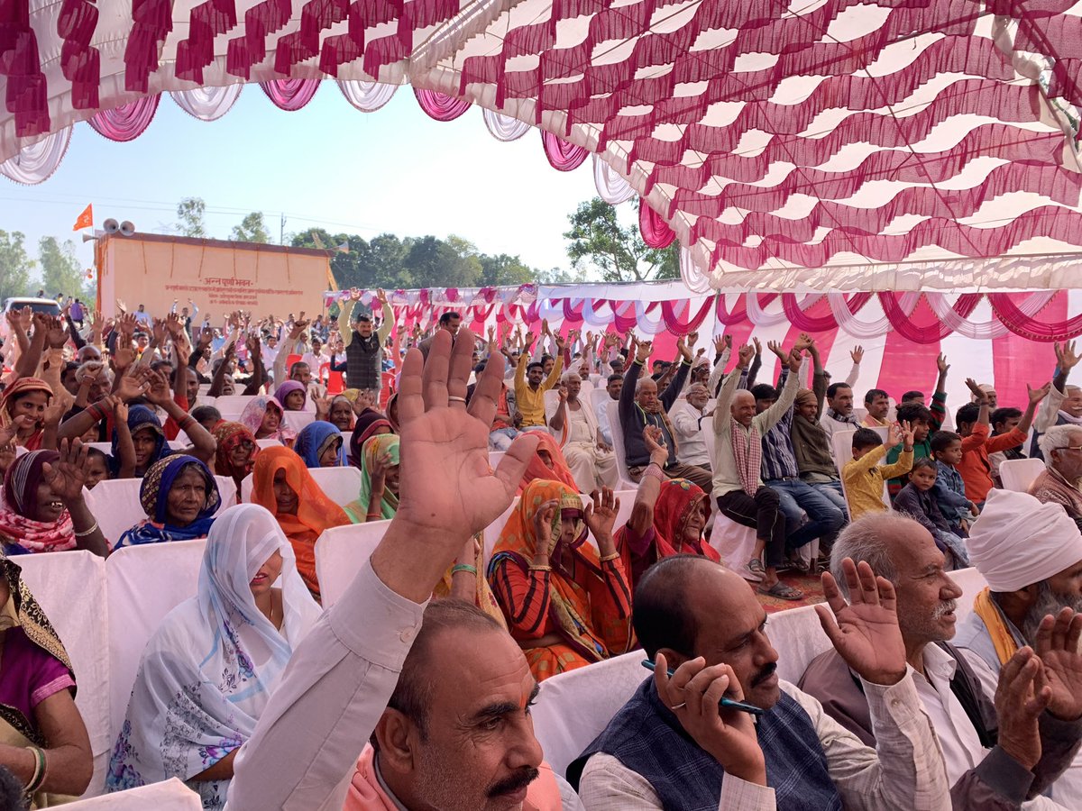 AkashPandey_BBK's tweet photo. विधानसभा क्षेत्र दरियाबाद की ग्राम-पंचायत जमीना में मा०मुख्यमंत्री श्री @myogiadityanath जी के मार्गदर्शन व प्रेरणा से नवनिर्मित अन्नपूर्णा भवन का उद्घाटन फीता काटकर मा०मंत्री श्री सतीश शर्मा जी साथ किया॥

कार्यक्रम में मुख्य रूप से ग्रामप्रधान व आयोजक श्री प्रदीप कुमार मिश्रा जी,सदस्य जिला-पंचायत श्री संजय रावत जी,श्री देवनारायन रावत जी,पार्टी पदाधिकारीगण,क्षेत्रपंचायत सदस्य,उपजिलाधिकारी,खण्ड-विकास अधिकारी व सम्मानित ग्रामवासी उपस्तिथ रहे॥

#बाराबंकी_का_आकाश #akash4bbk