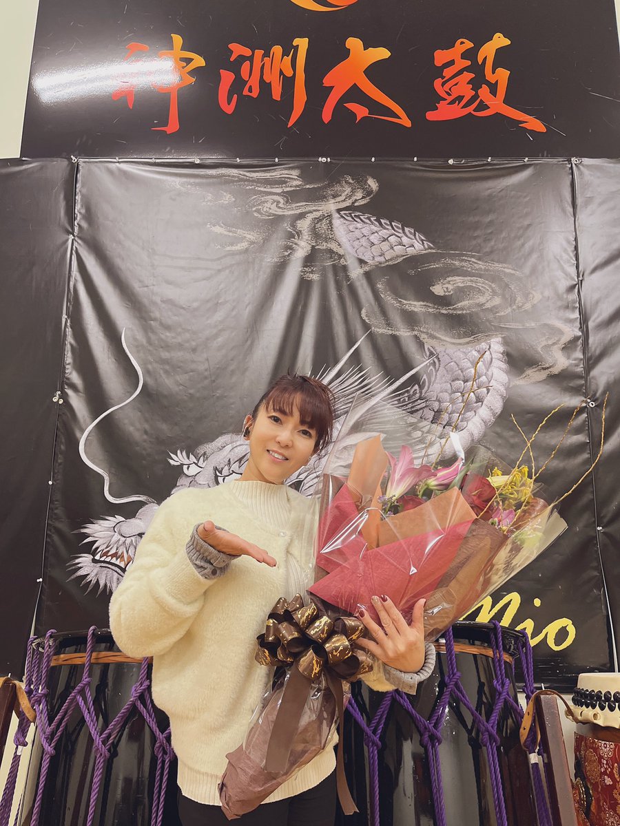 Mionosuke255255's tweet photo. Air station HIBIKI のラジオパーソナリティとしてご活躍のくるみんさんから、12/1の公演に素敵なお花💐のプレゼントを頂きました〜😍超嬉しい💕
ご多忙の中、会場まで駆け付けて下さり、本当にありがとうございました✨
@kurumindenight https://t.co/Hxnzu1ZjkN