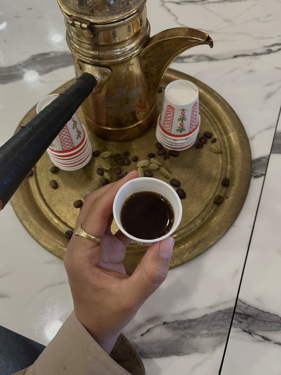 “لا تيأَسَنّ لِبَابٍ سُدَّ في طَلَبٍ
فاللهُ يفتحُ بعد البَابِ أبَوابا!“🤎