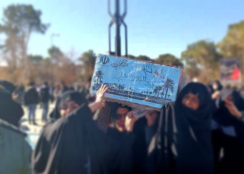 مادرانی تابوتت را روی دست گرفته و اشک میریزند...
اما کجاست مادری که سالها در انتظارت پشت در خانه اشک میریزد🥀
#وداع_با_لاله_ها
#سند_افتخار