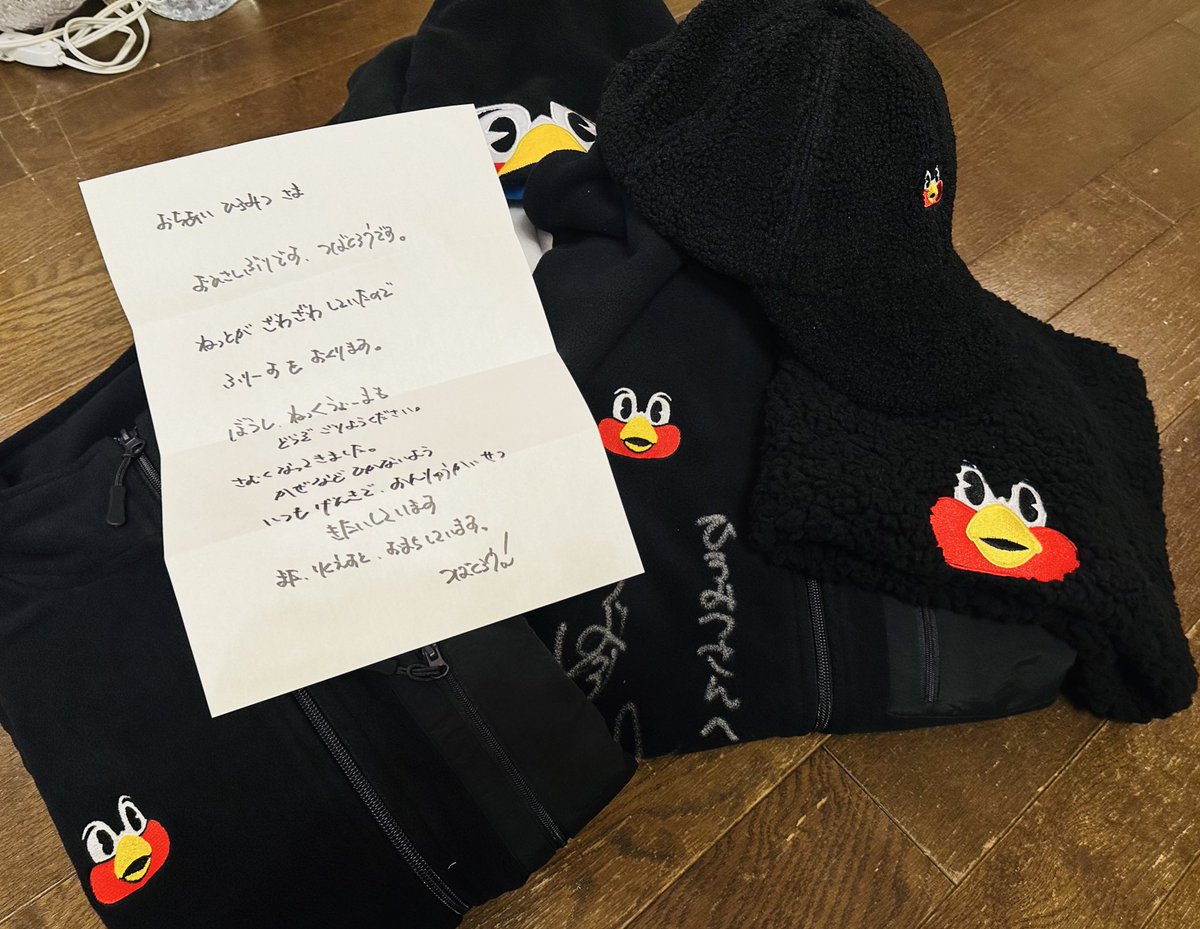 hiromitsu_o_bmh's tweet photo. おーいつば九郎。
ありがとうな。届いたぞ。

つば九郎の洋服も買うつもりでぽすとしたら送ってくれるなんてびっくりだぞ。

着る用と保存用もありがとうな。

お前つばめだから寒さに弱いだろ。
風邪ひくなよ。

ありがとうな。

はっしゅたぐつば九郎 https://t.co/3JhCwkXAyT