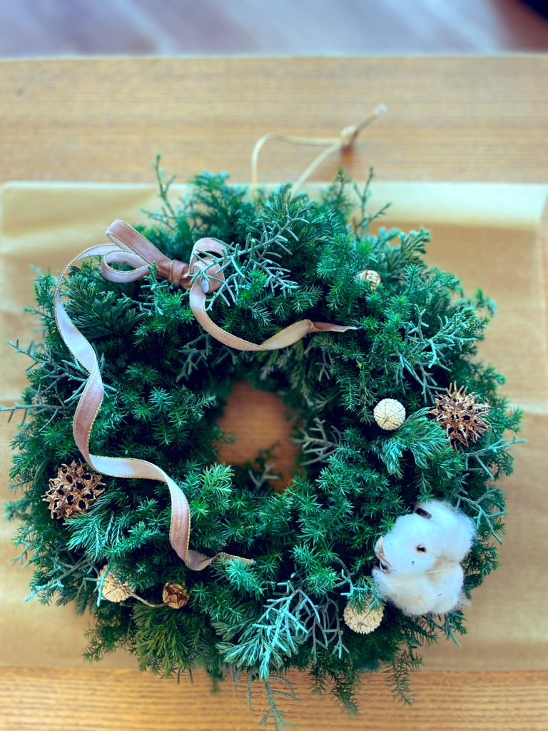 hanawanta's tweet image. I took a Christmas wreath lesson today🪅 I make a wreath around this time each year, and making it always really lifts my Christmas spirit! Now I'm ready for Christmas🎄 It got a bit squished at the bottom on the way home, though🙄
※写真は潰れる前
#twingish #grammarhelp