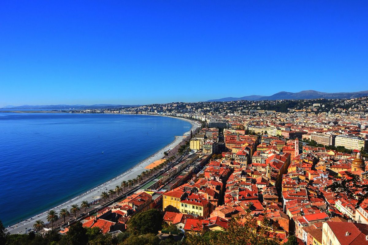 🇫🇷 Nizza, durante le Feste, è ricca di luci e decorazioni✨🎄Place Masséna, Promenade du Paillon, Promenade des Anglais, Vieux Nice, mercato di Cours Saleya sono tutti da visitare. Parti per Nizza con la minicrociera di #Capodanno 🥂🚢prenota con noi ➡️ traghettionline.net/.../minicrocie…