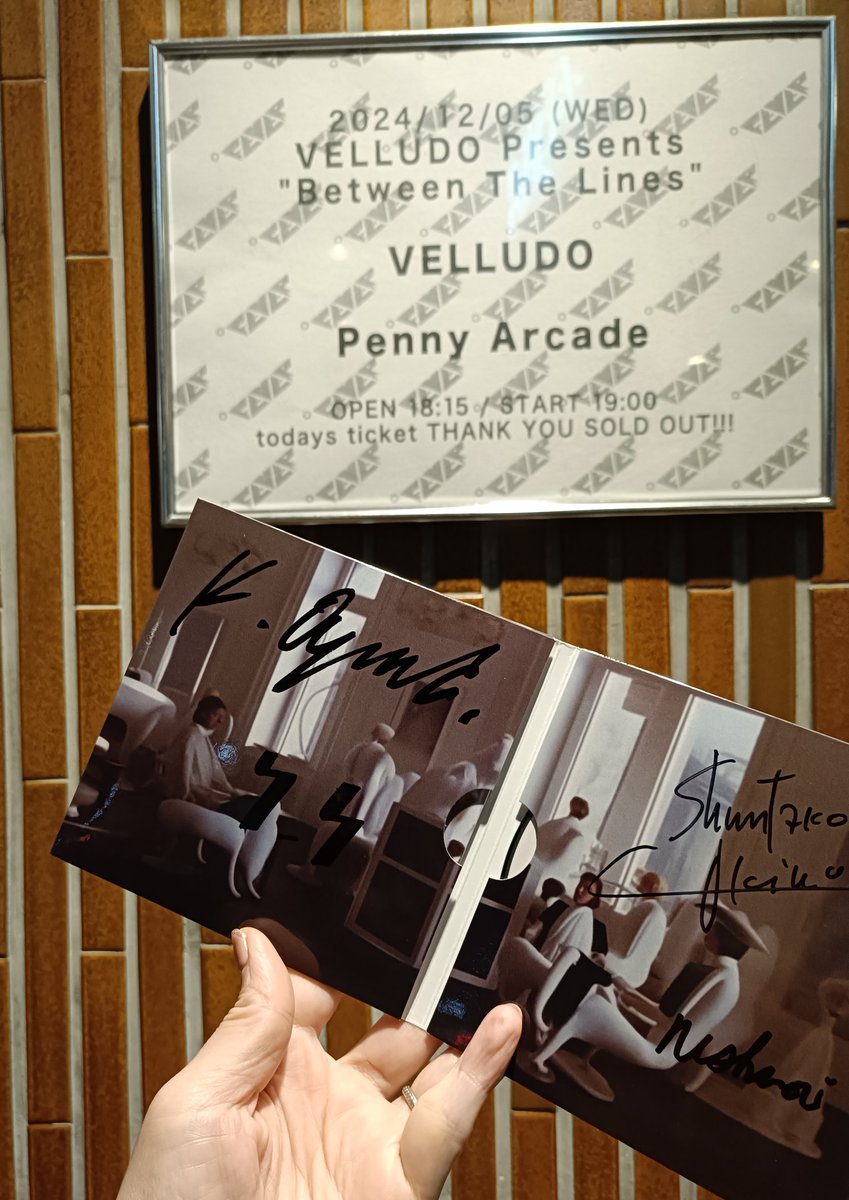 lovechap's tweet image. サイン入りCDゲットして隣の焼き鳥屋で飲んでる🍺
 #Velludo  #pennyarcade