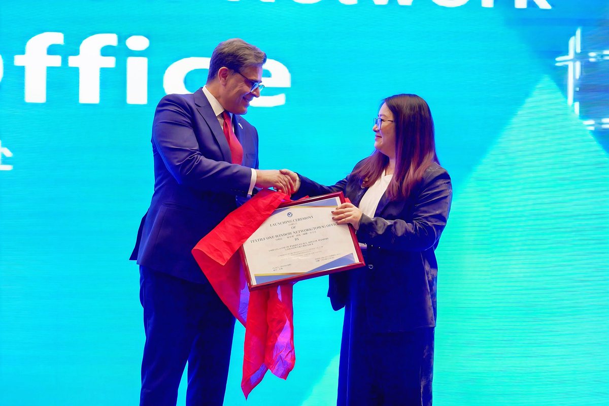 IBI_INTL_GROUP's tweet photo. The Textile One-Window Network (TOWN) Office was launched with the joint unveiling by H.E. Khalil Hashmi, Pakistan’s Ambassador to China, and Ms. Hannah Chen, CEO of IBI Intl Group. Supported by the BRETC, the project aims to enhance China-Pakistan textile industry cooperation. https://t.co/RrelRiExnv