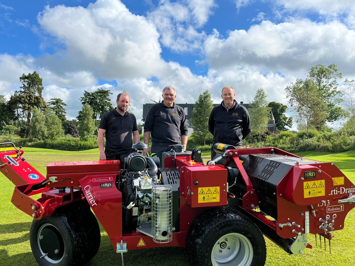 RedeximUK's tweet photo. The combination of a Verti-Drain 1513 and Redexim Carrier is delivering high-speed, low-disruption #aeration for Meldrum House Golf Club as they look to increase #decompaction work to cope with increasingly wetter winters 🌧️
Read the full story here 🔗 https://t.co/LVpHMrKRmk https://t.co/hMhDovJ2NZ