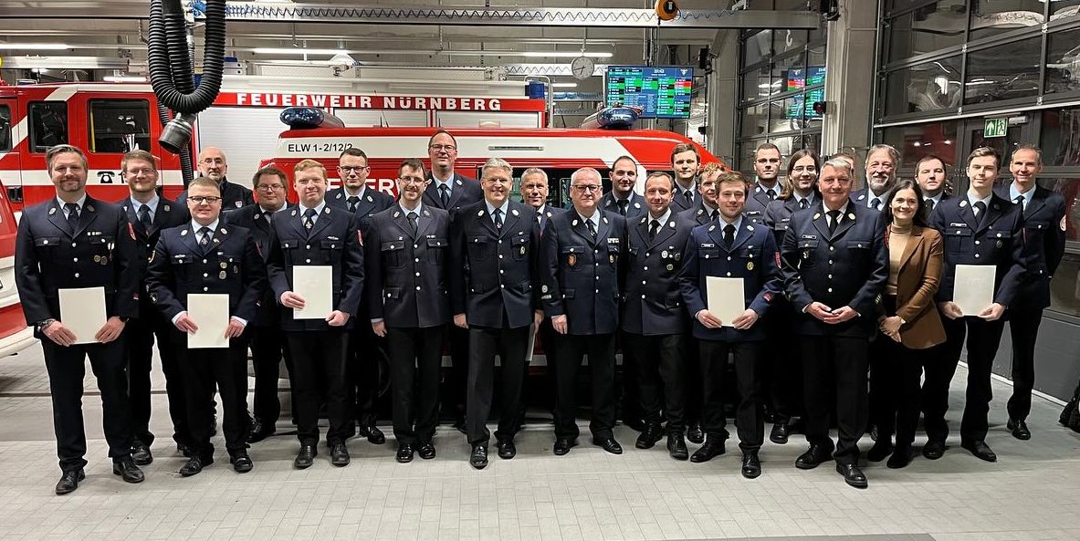 FeuerwehrER's tweet photo. Für ihren Einsatz bei der #Hochwasserkatastrophe in Oberbayern und Schwaben wurden unter anderem 25 Kräfte der freiwilligen Feuerwehren #Erlangen|s sowie der Ständigen Wache mit der bayerischen Fluthelfernadel geehrt. Die Feierstunde fand in der Feuerwache 1 in Nürnberg statt. https://t.co/OKFpA8ud68