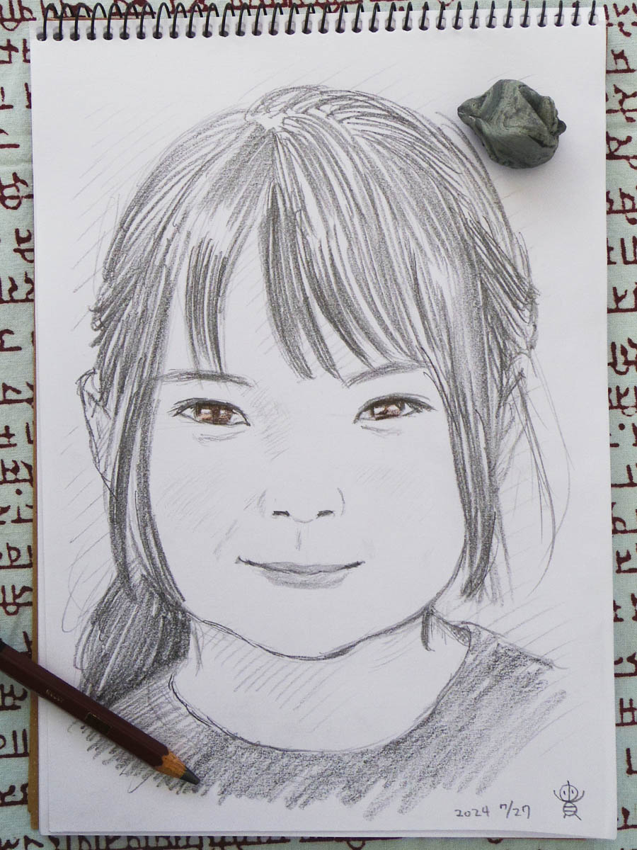 7月の「たちばなフェス」でお描きした似顔絵を、お客様に許可いただき掲載✍️😊
お隣のブース出店者さんのお嬢さんを描かせていただきました♪
リクエストで瞳だけ茶色にしてほしい、とのことで瞳にだけ色入れ✍
そしてこの日は本当に猛暑だったな～😆
#似顔絵 #鉛筆画 #人物画 