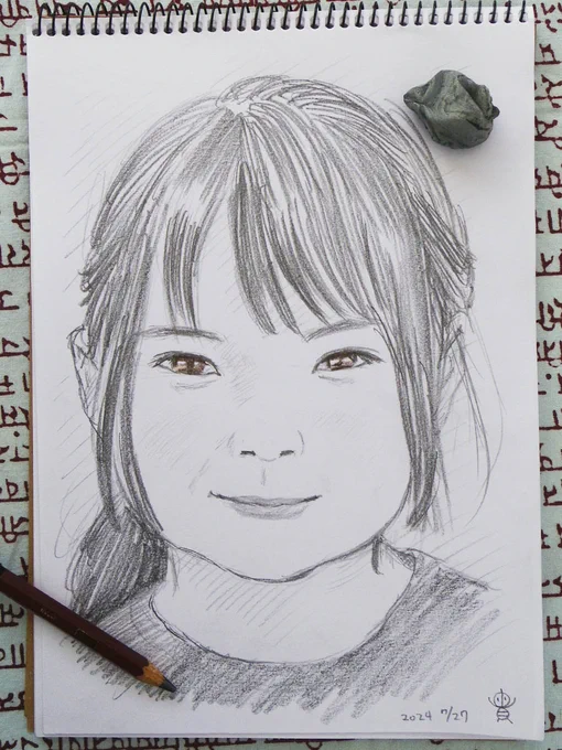 7月の「たちばなフェス」でお描きした似顔絵を、お客様に許可いただき掲載✍️😊
お隣のブース出店者さんのお嬢さんを描かせていただきました♪
リクエストで瞳だけ茶色にしてほしい、とのことで瞳にだけ色入れ✍
そしてこの日は本当に猛暑だったな～😆
#似顔絵 #鉛筆画 #人物画 