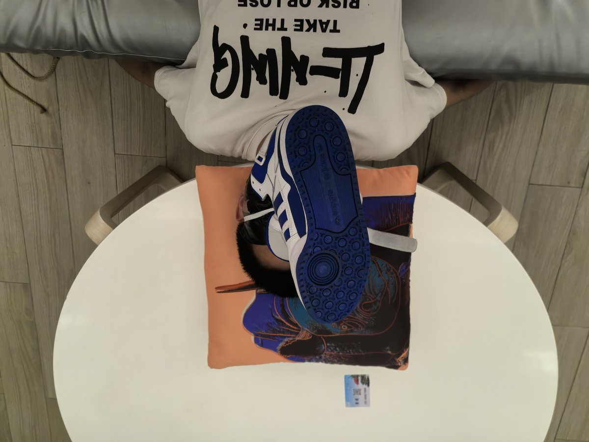 为了更好展示猎物，已将猎物上锁，封嘴。
人贩子：猎物已经捕获，请雇主验收！