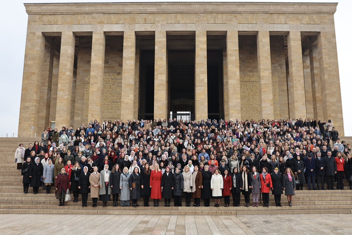 MahinurOzdemir's tweet photo. Türk kadının seçme ve seçilme hakkını elde edişinin 90. yıl dönümünde Anıtkabir’deyiz.

Devletin kuruluşundan vatanın savunulmasına, üretimden toplumsal kalkınmaya her alanda en ön saflarda yer alan kadınların haklarını korumak, kazanımlarını artırmak ve karşılaştıkları engelleri ortadan kaldırmak daima önceliğimizdir.

Kadınları eğitimden iş hayatına, siyasetten sivil toplum faaliyetlerine kadar pek çok alanda destekleyerek, karar alma mekanizmalarındaki varlıklarını güçlendirmek için çalışmalarımızı kararlılıkla sürdüreceğiz.