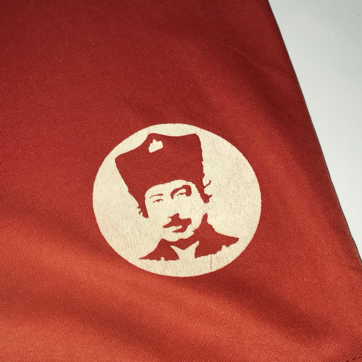 rainbowaltz's tweet photo. Saat hendak pulang dr rumah Mas Ari di bilangan jalan Bantul, Mas Ari memberiku oleh" selembar artwork style engrave karya tetangganya. Aku belum terlalu ngeh perihal detil siapa pencipta karya itu karena sedang asyik ngulik jersei" di hadapanku. Sepulangnya dari sana …. https://t.co/AHz2qRMhcS