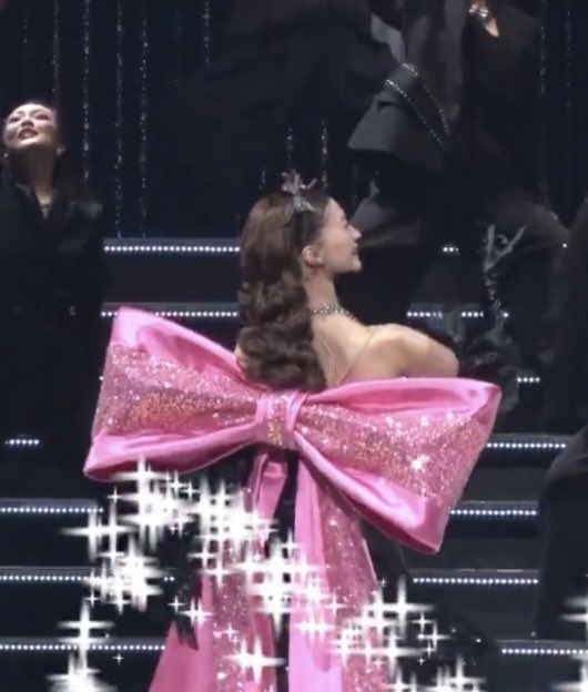 kmisimo's tweet photo. 退団から9年半経ってもピンクのばかでっかいリボン🎀つけて踊ってくれるおねねさま… https://t.co/ElKGbHZjwk