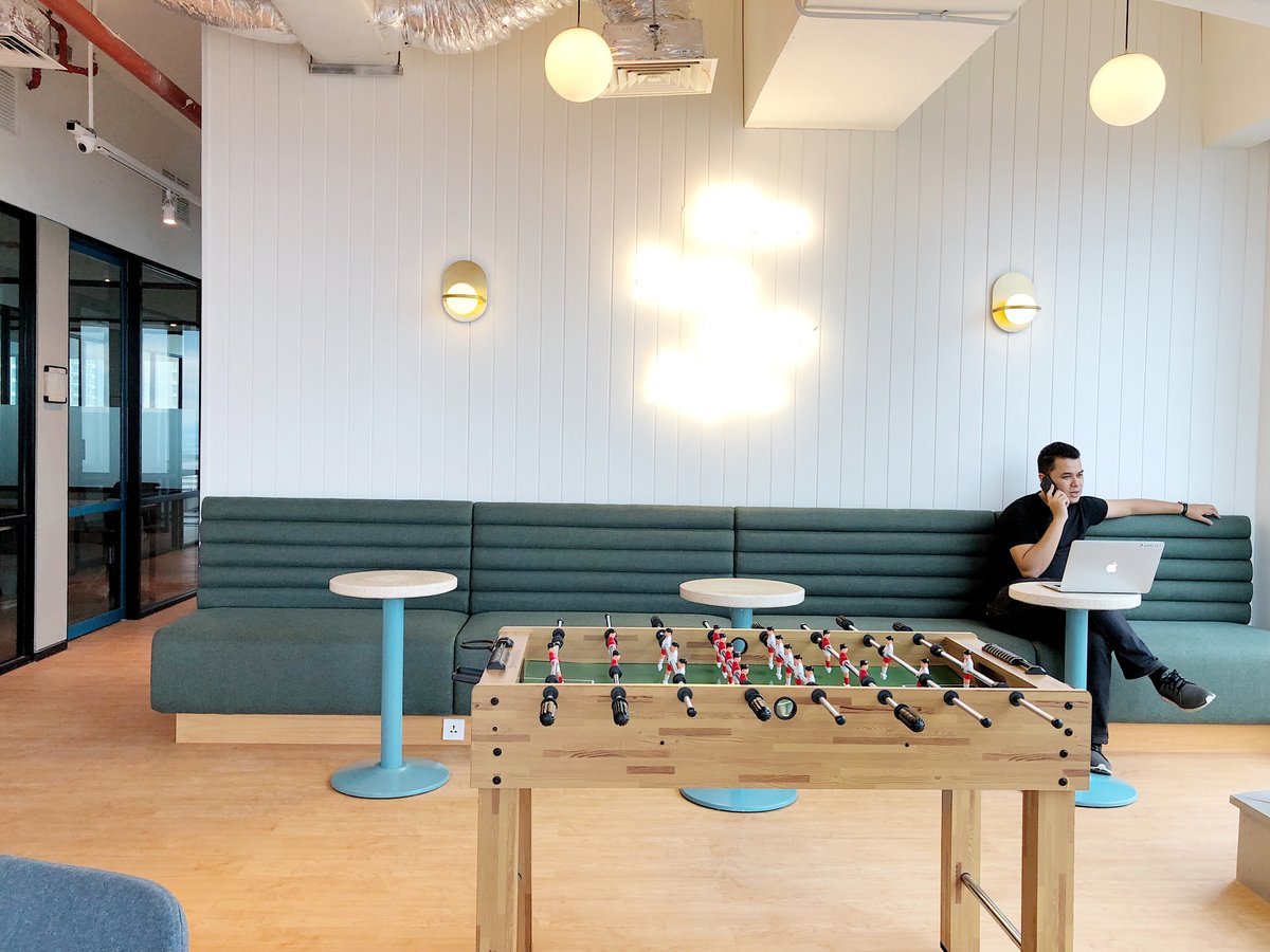 LetsGoWork's tweet image. Rutinitas kalo kerja di #GoWork :  

09.00 = Beli kopi  
10.00 = Kerja di coworking dekat jendela
11.00 = Nelfon client di phone booth
12.00 = Lunch
13.00 = Meeting offline di meeting room
14.00 = Kerja di lounge
16.00 = Nyantai di nap room
17.00 = Kerjaan beres
18.00 = Pulang