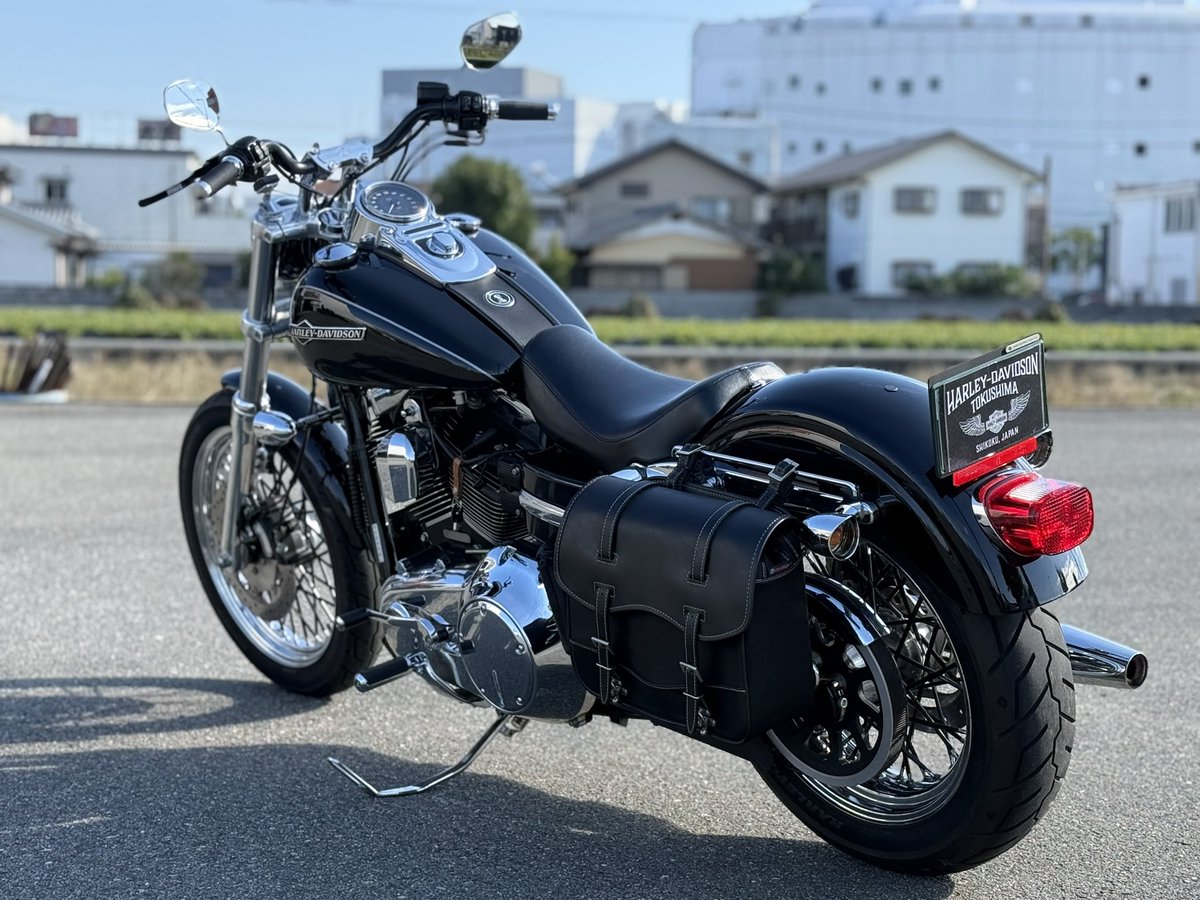 hdtokushima's tweet photo. 先日納車のお客様車両のご紹介。
今回は、#ダイナスーパーグライドカスタム(#FXDC)です。
2014年モデルのツインカムエンジンです。
カラーはビビッドブラック。
ご購入いただきましたK様ありがとうございました。
いつもいつもありがとうございます。
ツインカムダイナで遊んでくださいね。 https://t.co/ZWH59rUwJ0