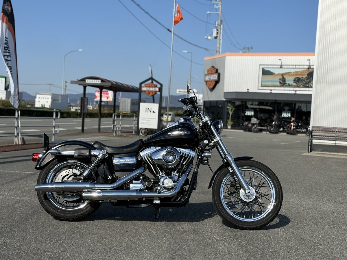 hdtokushima's tweet photo. 先日納車のお客様車両のご紹介。
今回は、#ダイナスーパーグライドカスタム(#FXDC)です。
2014年モデルのツインカムエンジンです。
カラーはビビッドブラック。
ご購入いただきましたK様ありがとうございました。
いつもいつもありがとうございます。
ツインカムダイナで遊んでくださいね。 https://t.co/ZWH59rUwJ0