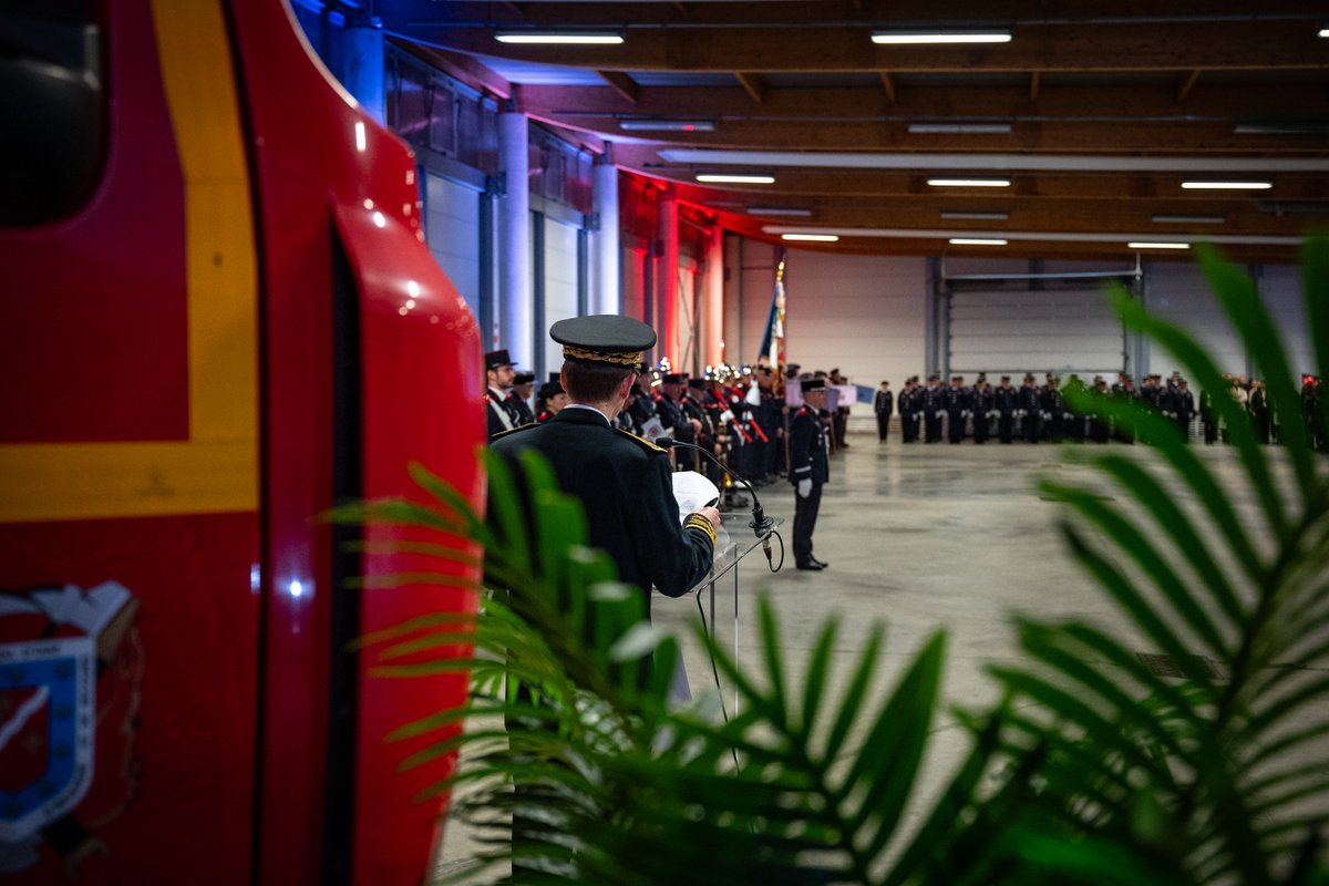 Sdis_95's tweet photo. #Evènement | Moment fort pour les sapeurs-pompiers du @valdoise  !  🔥
Hier soir, les #Pompiers95 et les personnels techniques, administratifs et spécialisés étaient réunis au centre de formation départemental pour la cérémonie de la Sainte-Barbe.  👨‍🚒👩‍🚒 https://t.co/gFlgWCJOdi