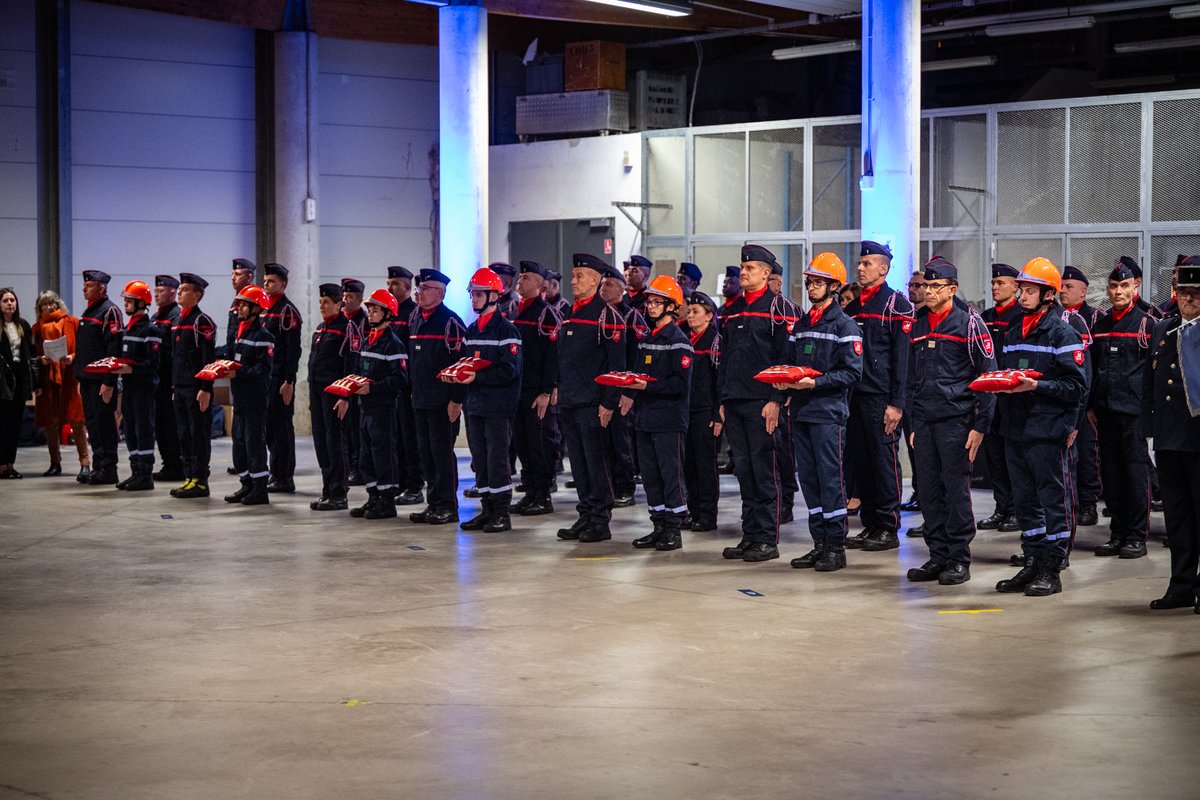 Sdis_95's tweet photo. #Evènement | Moment fort pour les sapeurs-pompiers du @valdoise  !  🔥
Hier soir, les #Pompiers95 et les personnels techniques, administratifs et spécialisés étaient réunis au centre de formation départemental pour la cérémonie de la Sainte-Barbe.  👨‍🚒👩‍🚒 https://t.co/gFlgWCJOdi