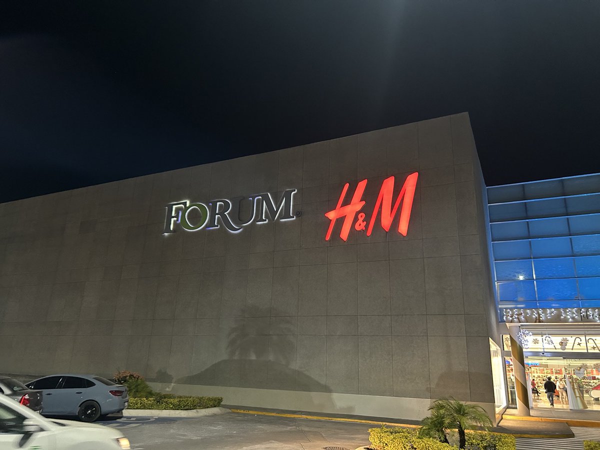 MaleRamirezM's tweet photo. Esta plaza ubicada en Tepic, Nayarit nos negaron el acceso con nuestro perro de soporte emocional, incluso después de haber mostrado la receta del psiquiatra. Querían que lleváramos “carriola para perro”. Que falta de empatía y sensibilidad. JAMÁS volveremos a este lugar. 😡 https://t.co/n8h7l1PJD8