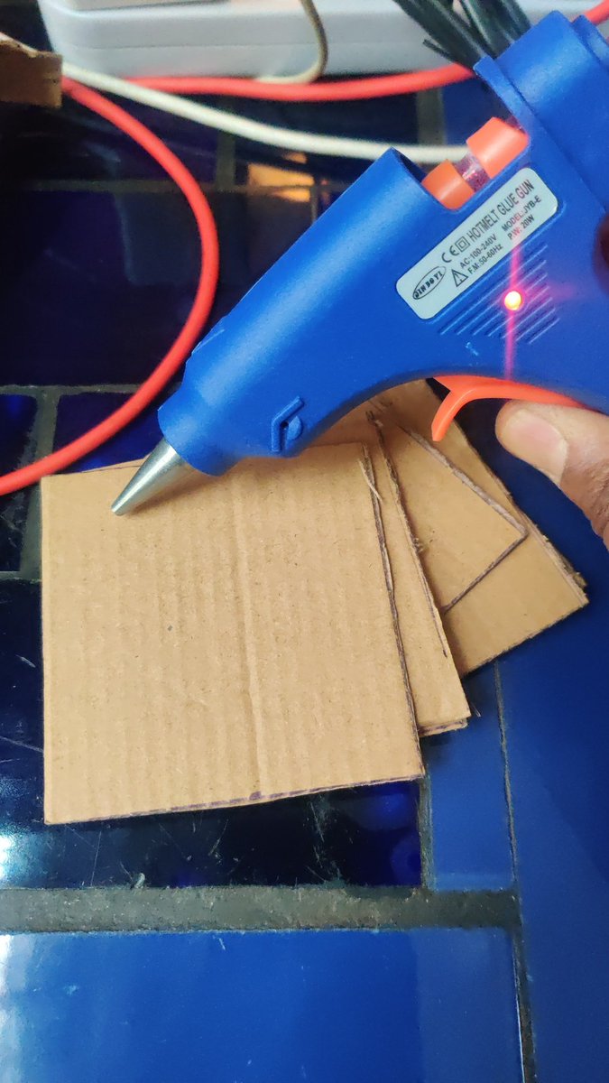 rugzi's tweet photo. After 30min.... Maybe don't buy a glue gun from House of Leather! 🤷🏽‍♂️🤷🏽‍♂️ https://t.co/GddzCfbIDM