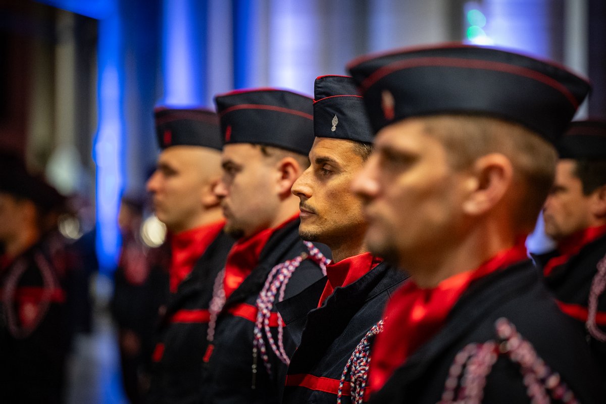 Sdis_95's tweet photo. #Evènement | Moment fort pour les sapeurs-pompiers du @valdoise  !  🔥
Hier soir, les #Pompiers95 et les personnels techniques, administratifs et spécialisés étaient réunis au centre de formation départemental pour la cérémonie de la Sainte-Barbe.  👨‍🚒👩‍🚒 https://t.co/gFlgWCJOdi