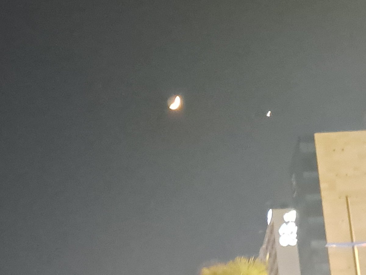 normalpersonone's tweet photo. 오늘 시험도 끝났겠다 바닷가를 걷다가 하늘에 뜬 달과 별을 발견했다. 요즘 들어 특히나 도심에서 별 보기 어려운 세상이 되었지만 하나라도 보이는 별이 있다는 것이 참 좋다고 느껴지는 순간이었다. 언젠가 나도 저 별처럼 이 혼란스러운 세상에 많은 도움을 주는 사람이 되길 바래본다. https://t.co/oEu7wLiLb4