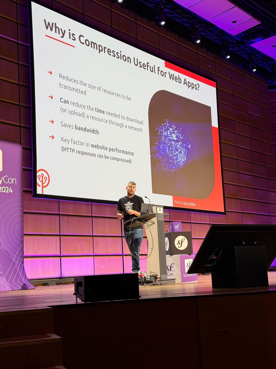 s0yuka's tweet image. At the #SymfonyCon @dunglas presents all you need to know about compression on the web!