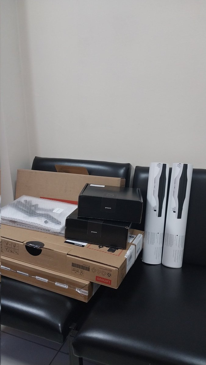 Projemizin yürütücü Bilgisayar ve Öğretim Teknolojileri Eğitimi bölüm başkanı Doç. Dr. Emine Şendurur ve projemizin bursiyeri lisans öğrencimiz Sinem Uyanık cihazların ilk denemeleri yapıyorlar.