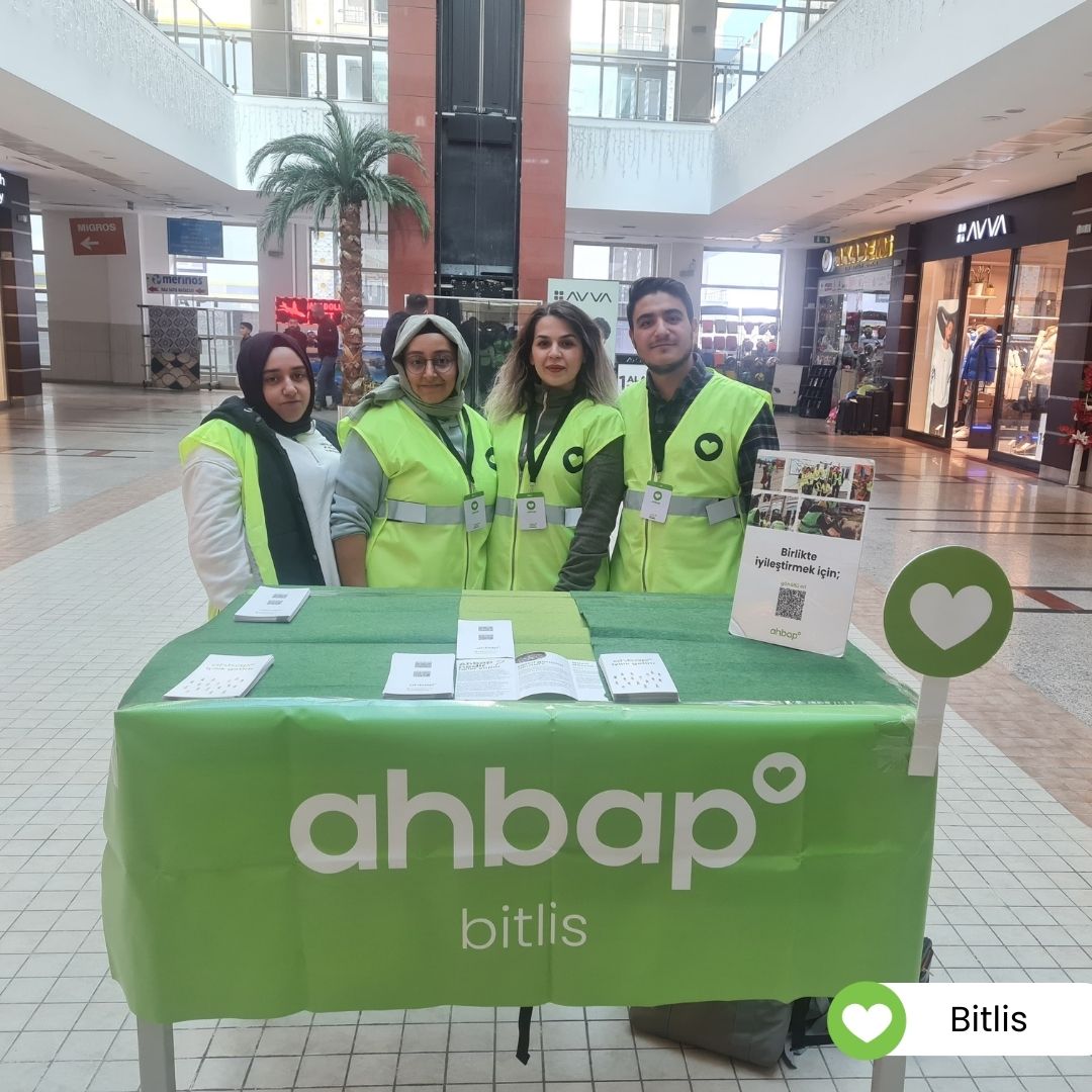 Geçen hafta 5 Aralık Dünya Gönüllüler günü kapsamında, AVM ve açık alanlarda Ahbap standları kurarak gönüllü olmak isteyen kişilerle buluştuk. Siz de etkinliklerimize katılarak hem Dünya'ya hem de kendinize bir iyilik yapabilirsiniz. Dünya Gönüllüler Günü kutlu olsun! 💚