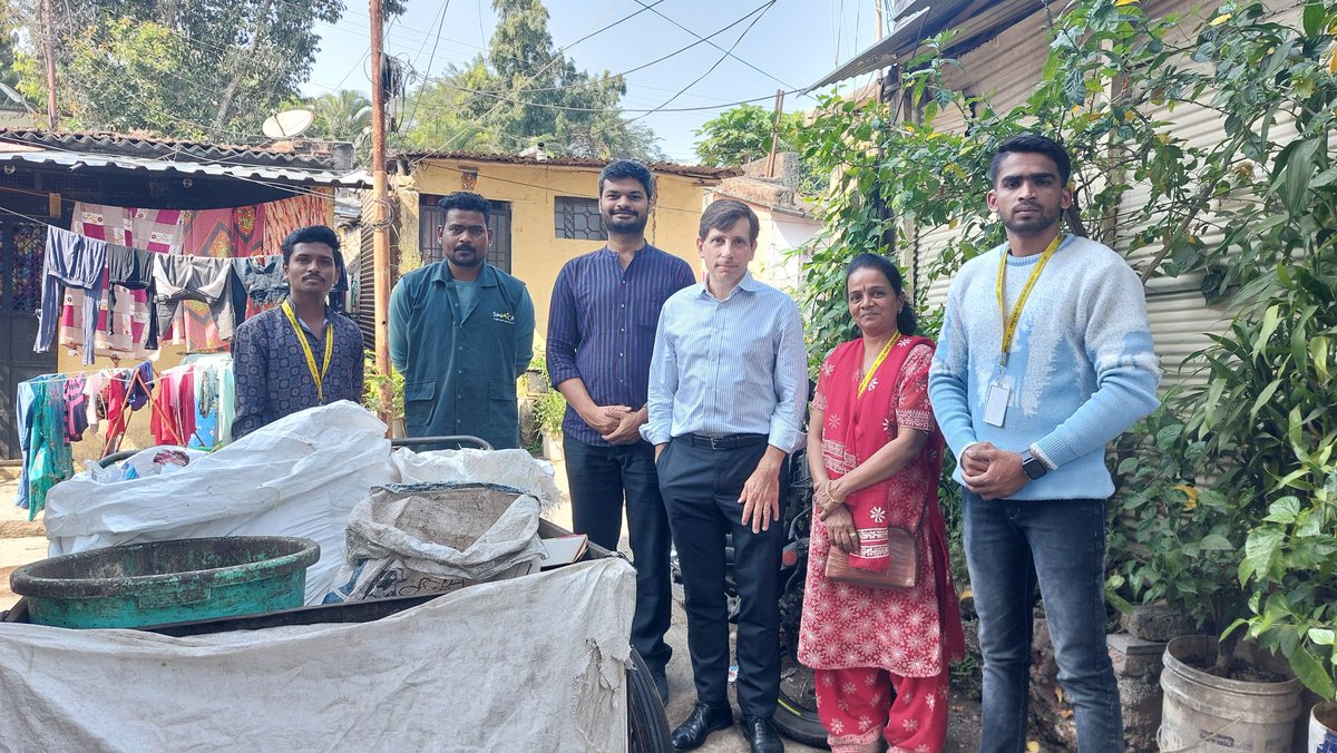 FranceBombay's tweet photo. #TodayInPune
CG @SereCharlet followed the trail of @swachcoop that is a co-op collective of nearly 4000 waste pickers who collect waste from 1 million properties in #Pune & recover upto 220 tonnes of recyclables everyday! 👏👏
Truly a story of transformation 🎊 https://t.co/BmEQd2R3KU