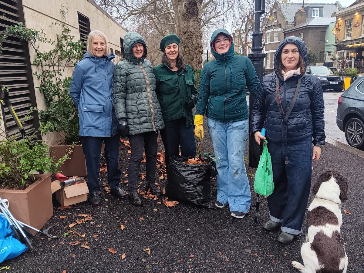 StalaAntoniades's tweet photo. Rainy Litter Picking session on Brook Green - Livia and Anna joined too and were busy bulb planting - Harry preferred to pose backwards @FriendsofBrookG #litterpicking https://t.co/3N3xkgQ8MN