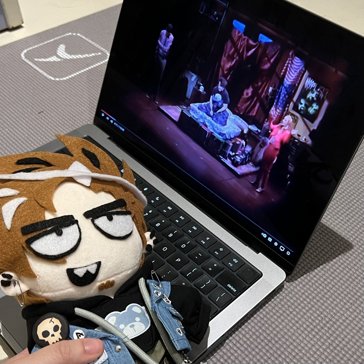 skoroze_'s tweet image. WATCHING THE SCHOOL OF ROCK MUSICAL!!!