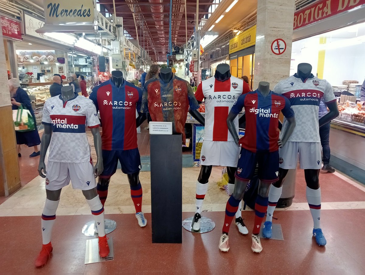 Buenos días 🐸🐸

📢📢 Ya estamos en el Mercat del Cabanyal con nuestra piel del curso 2024-2025 🟦🟥🟦🟥

Te esperamos! <a href="/LevanteUD/">Levante UD</a> #LUDhistoria