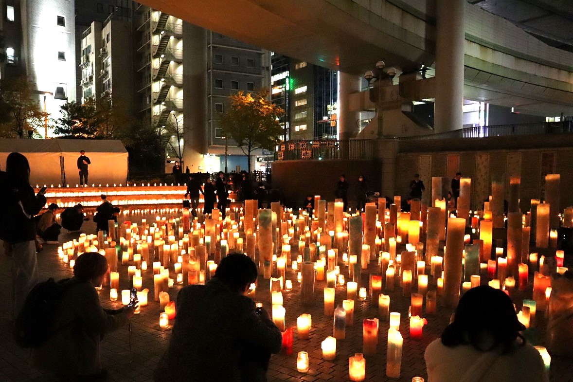 umedakeizai's tweet photo. 大阪・西梅田でキャンドルイベント　1万7000個で街を彩る　https://t.co/gfynG70NLm https://t.co/gwQOQ0uC5j